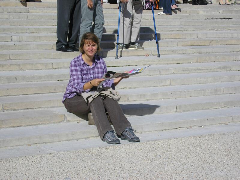 Turistka na schodoch Dmu Invalidovne :)