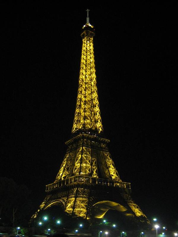 Eiffelovka svieti