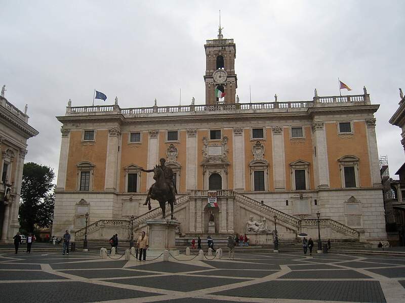 Piazza de Campidoglio  Kapitolsk nmestie s pohadom na fasdu Palazzo Senatorio