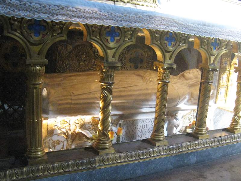 Santa Maria Sopra Minerva - sarkofg s telom sv. Katarny Sienskej