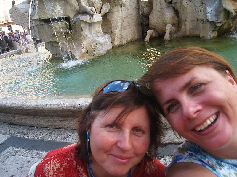 Veselo pred fontnou tyroch riek na Piazza Navona :)