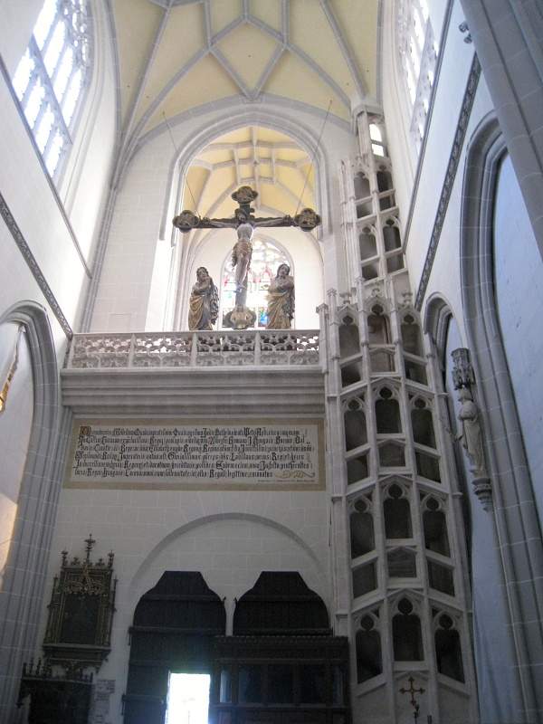 Zdvojen toit schodisko, krovsk empora (tribna) a npis z r. 1441 o vernosti Koianov Ladislavovi Pohrobkovi