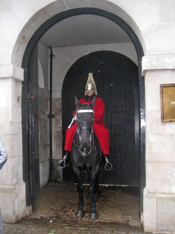 Vchod do budovy Horse Parade z Whitehall ... neverila som, e k je iv, ale bol :)