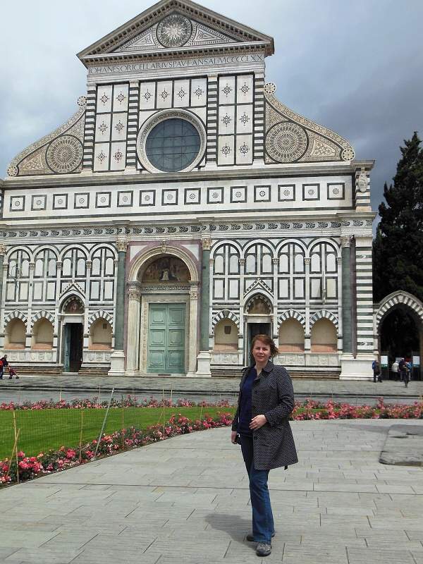 Turistka pred Bazilikou Santa Maria Novella