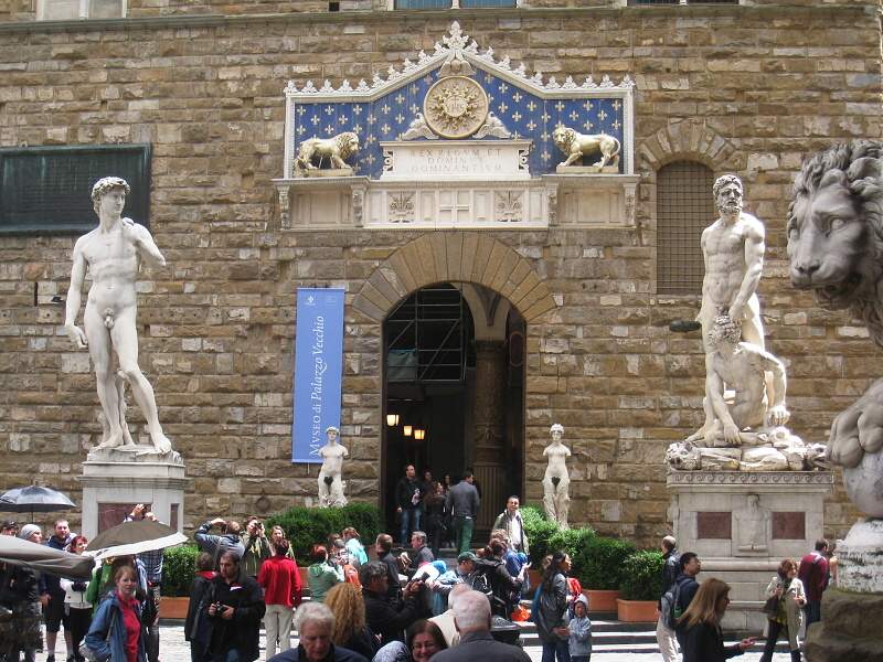 Piazza Signoria - Vstup do Palazzo Vecchio s Davidom a ssom Herkules a Kakus