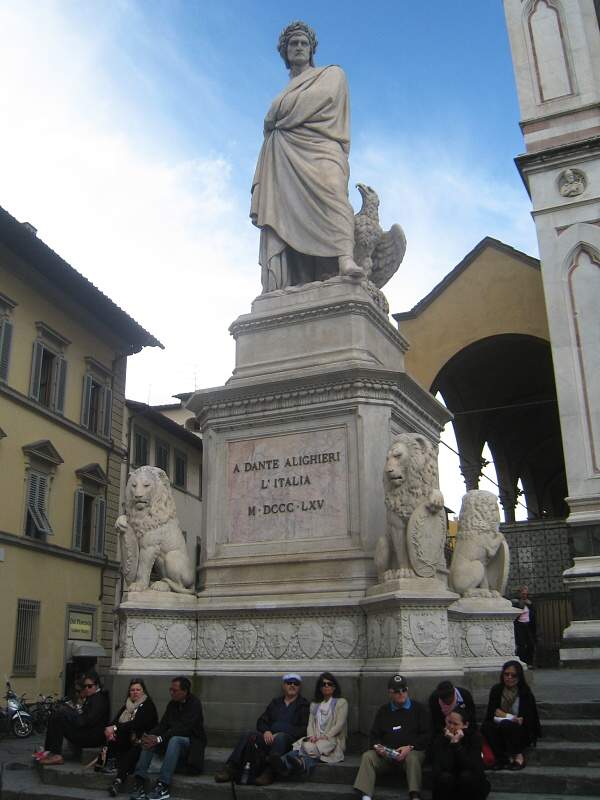 Danteho socha pred Bazilikou