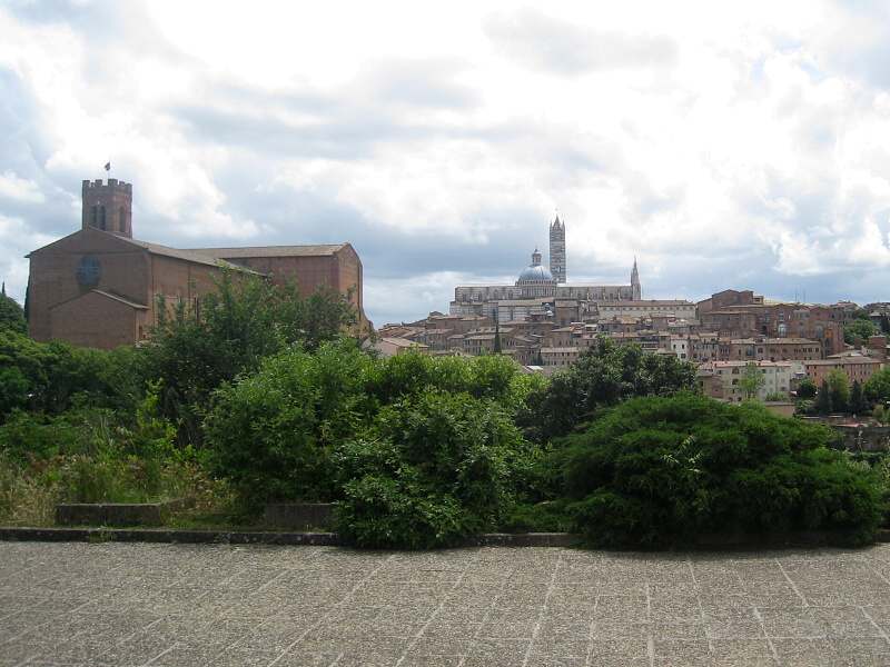 Siena - vavo kostol sv. Dominika, vzadu Siensk katedrla
