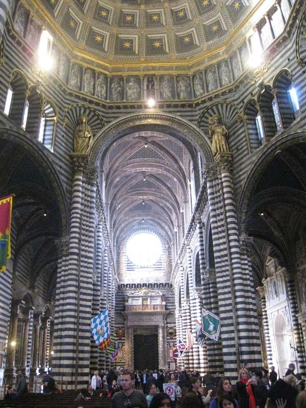 Siensk katedrla - pohad na vstup od oltra