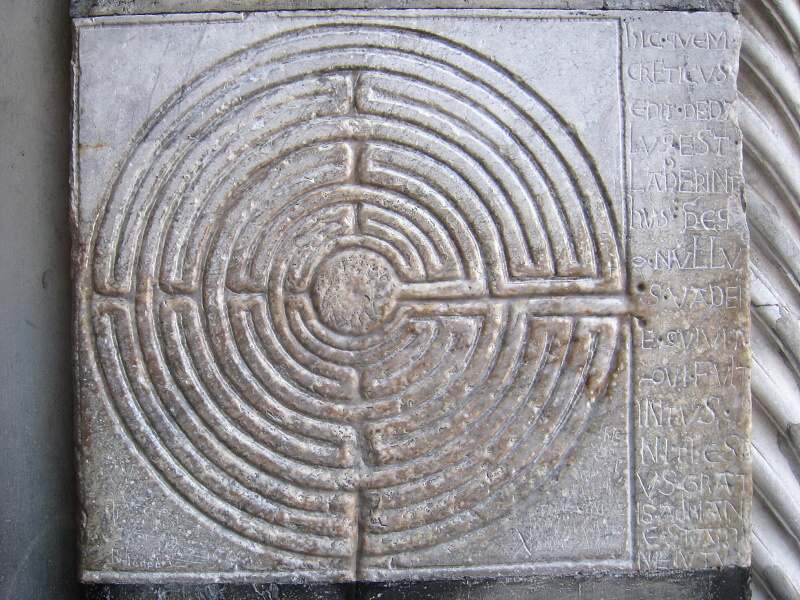 Katedrla sv. Martina - labyrint pri vchode