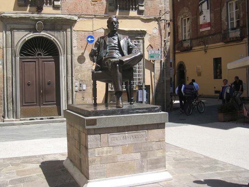 Giacomo Puccini - vpravo v pozad jeho dom