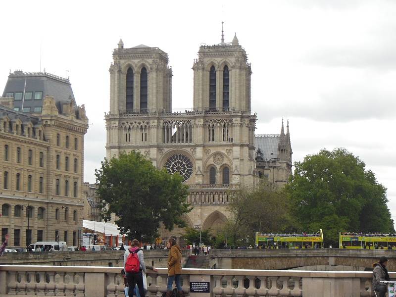 Prv pohad na katedrlu Notre Dame od Seiny