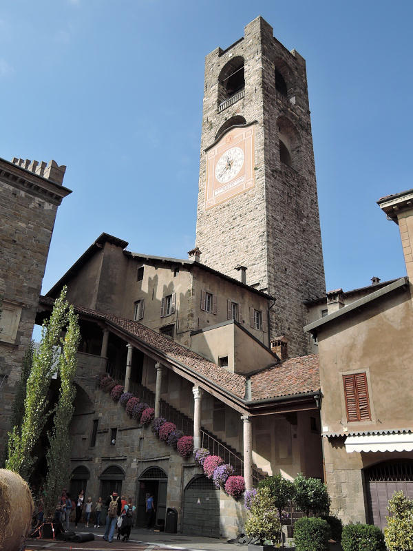 Mestsk vea (Campanone Torre Civica) na Piazza Viecchia