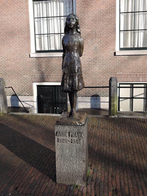 Anna Frankov pred Westerkerkom