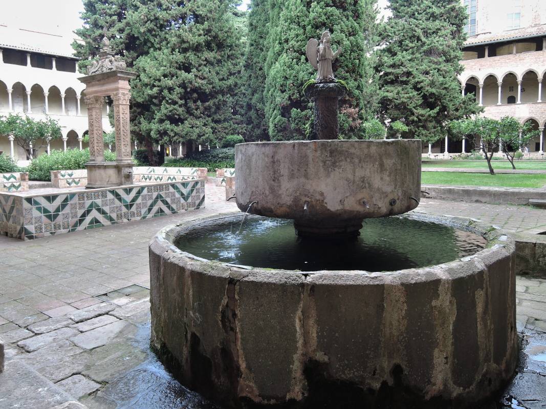 Kltor Santa Maria de Pedralbes - fontna pred refektrom