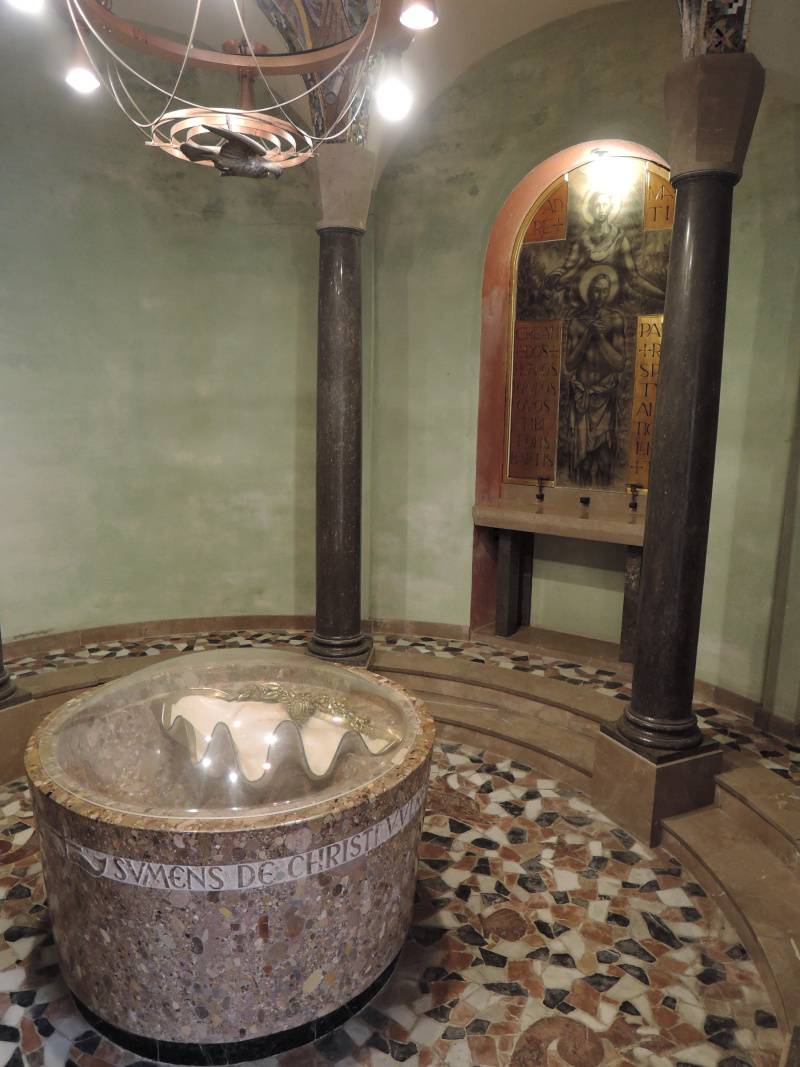 Kaplnka vo vstupnej arkde s krstitenicou