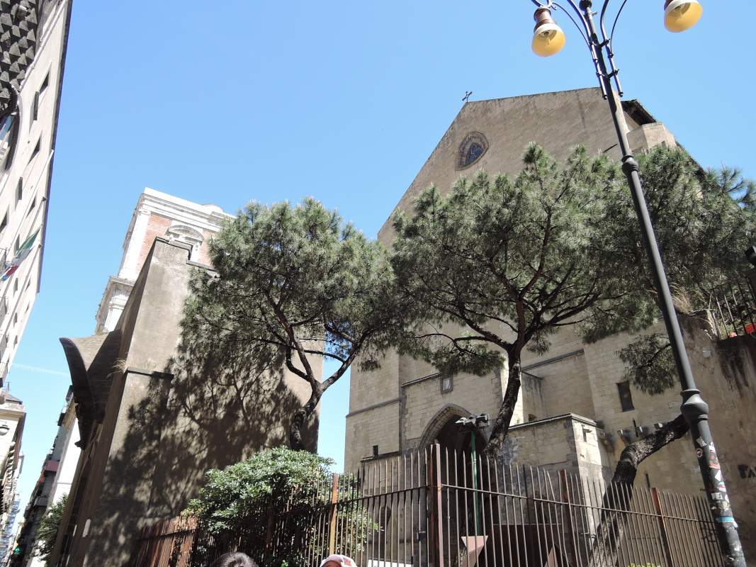 Kostol Santa Chiara - vpravo basketbalky na strechch :)
