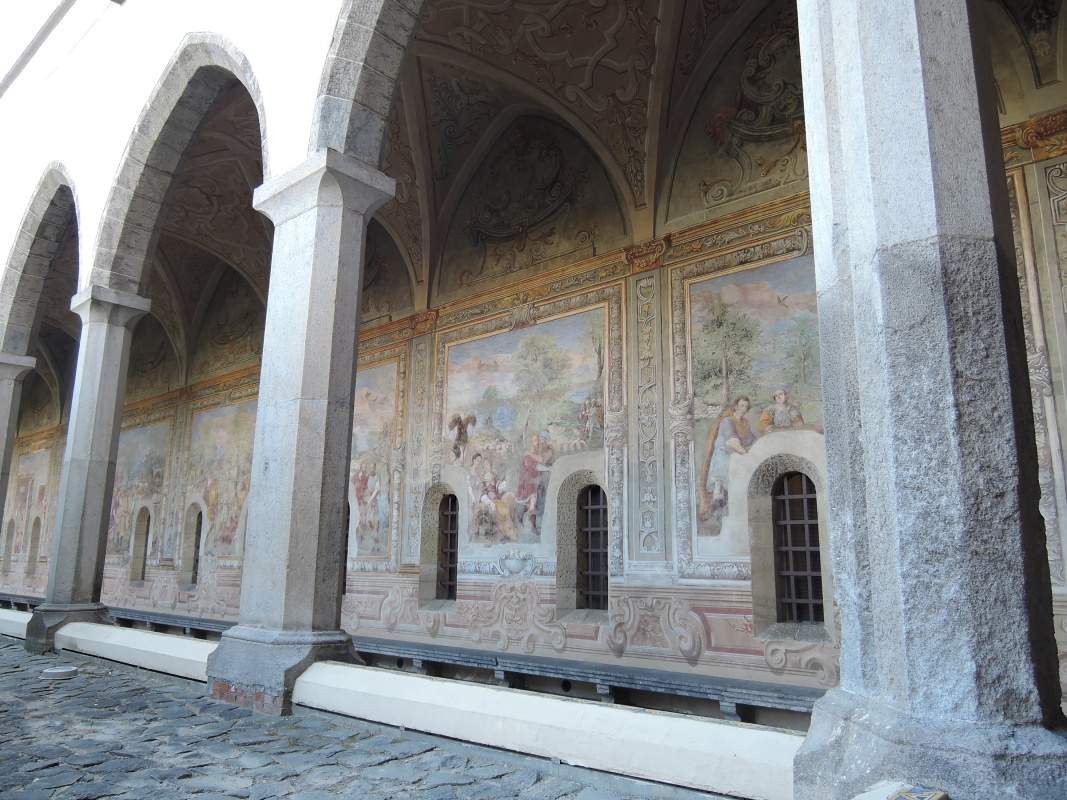 Kltor Santa Chiara - fresky na ndvor