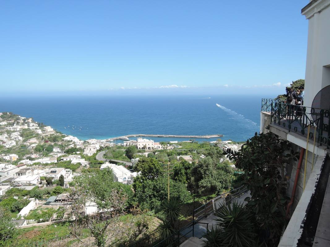 Capri - vhad z Piazzety, nad stanicou lanovky