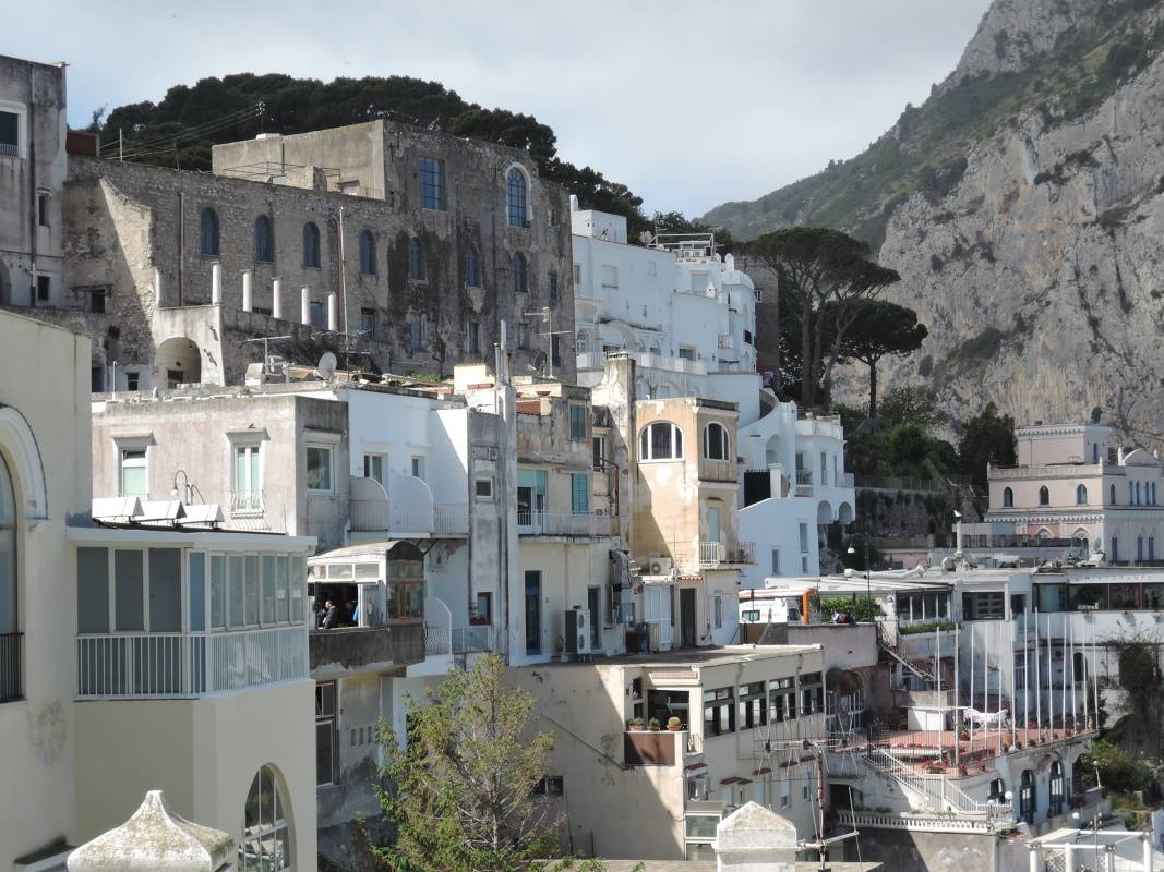 Capri - vhad z Piazzety, nad stanicou lanovky