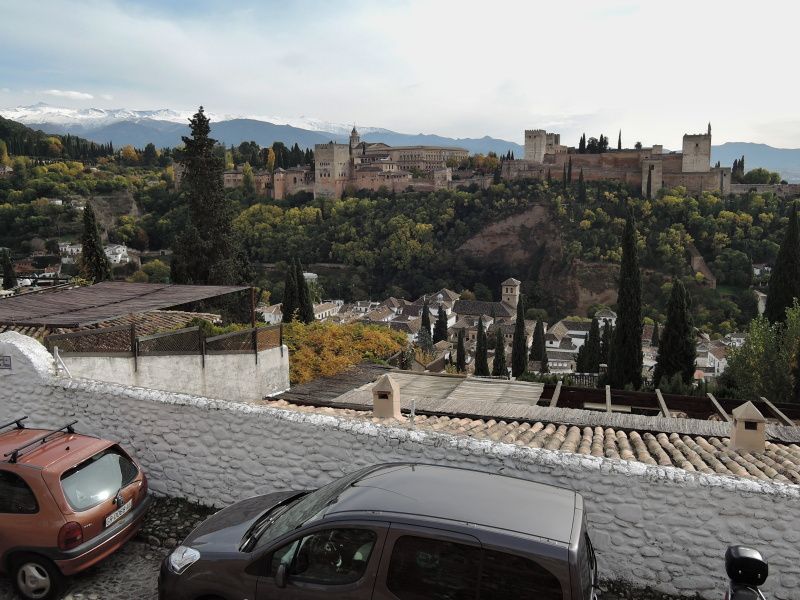 Albaicn - Alhambra z vyhliadky sv. Mikula, so zasneenou Sierra Nevadou
