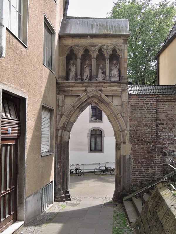 St. Maria im Kapitol - historick brna na ndvorie za kostolom