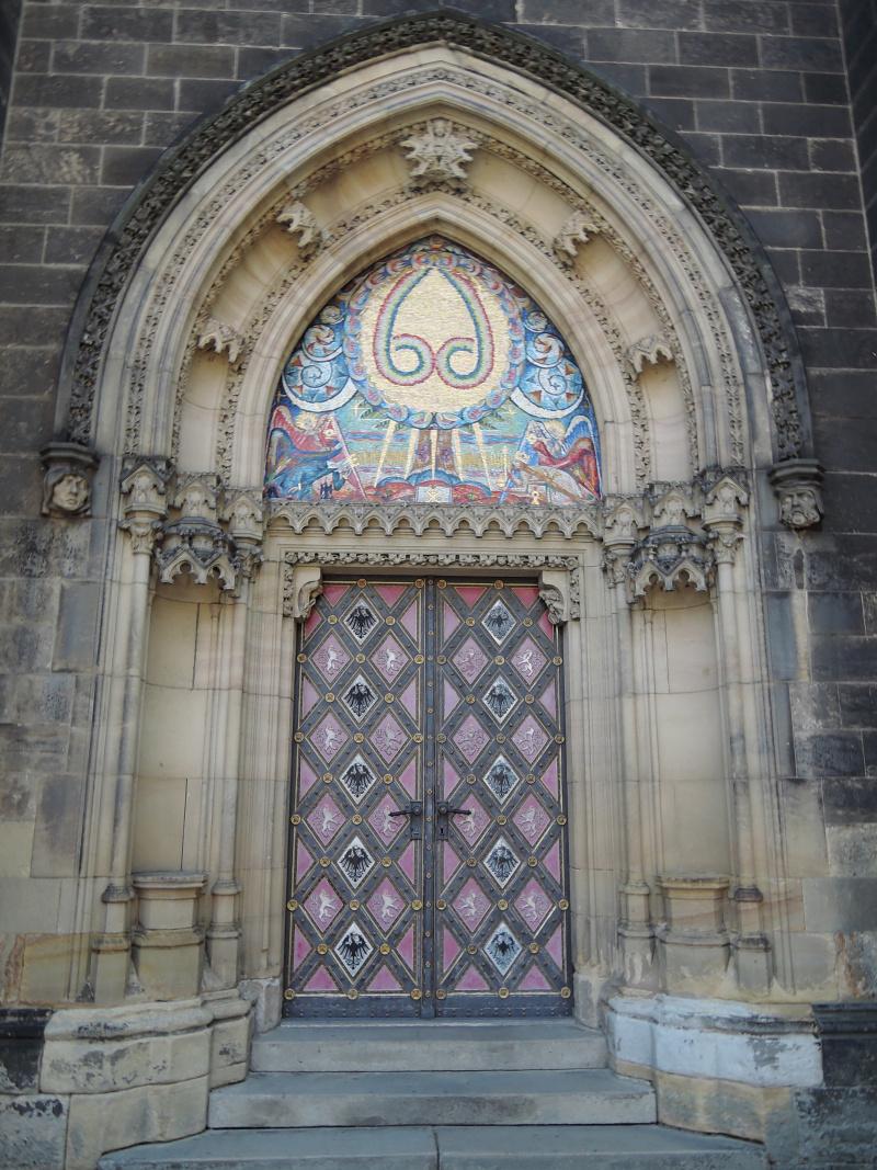 Bazilika sv. Petra a Pavla - vedaj vchod