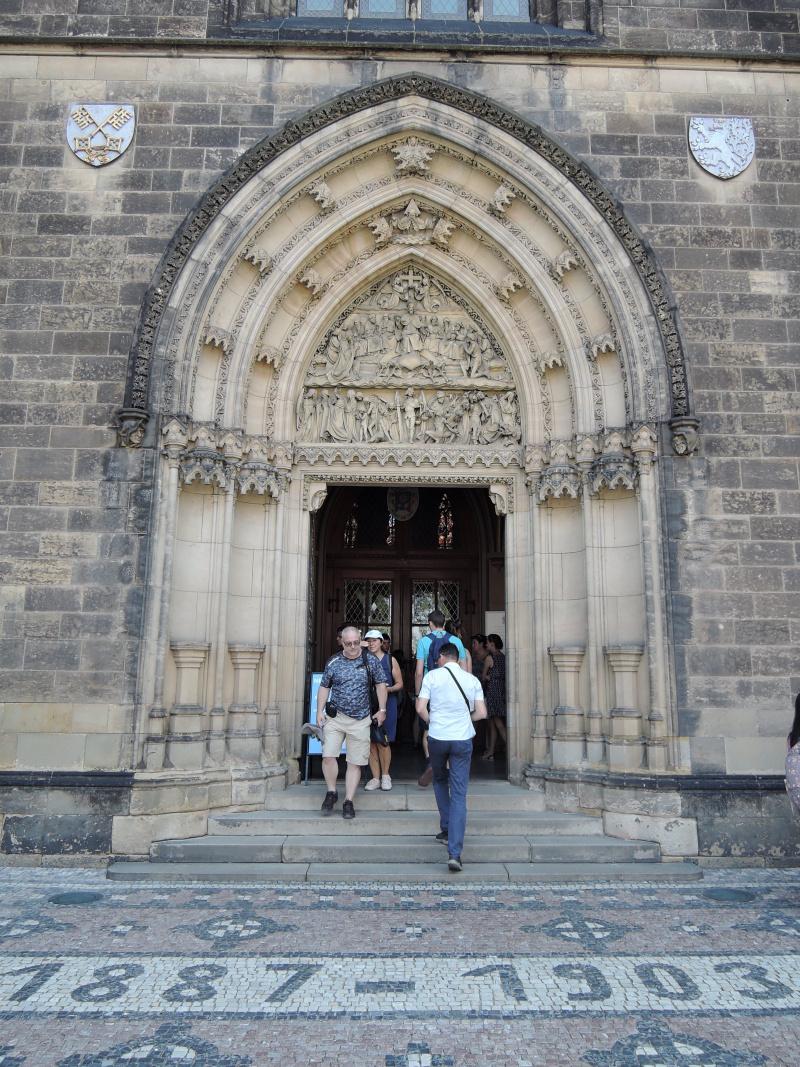 Bazilika sv. Petra a Pavla - vedaj vchod