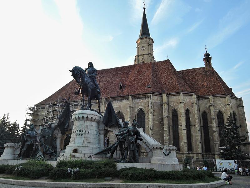 Cluj Napoca (Klu) - Katolcky kostol sv. Michala a socha Mateja Korvna