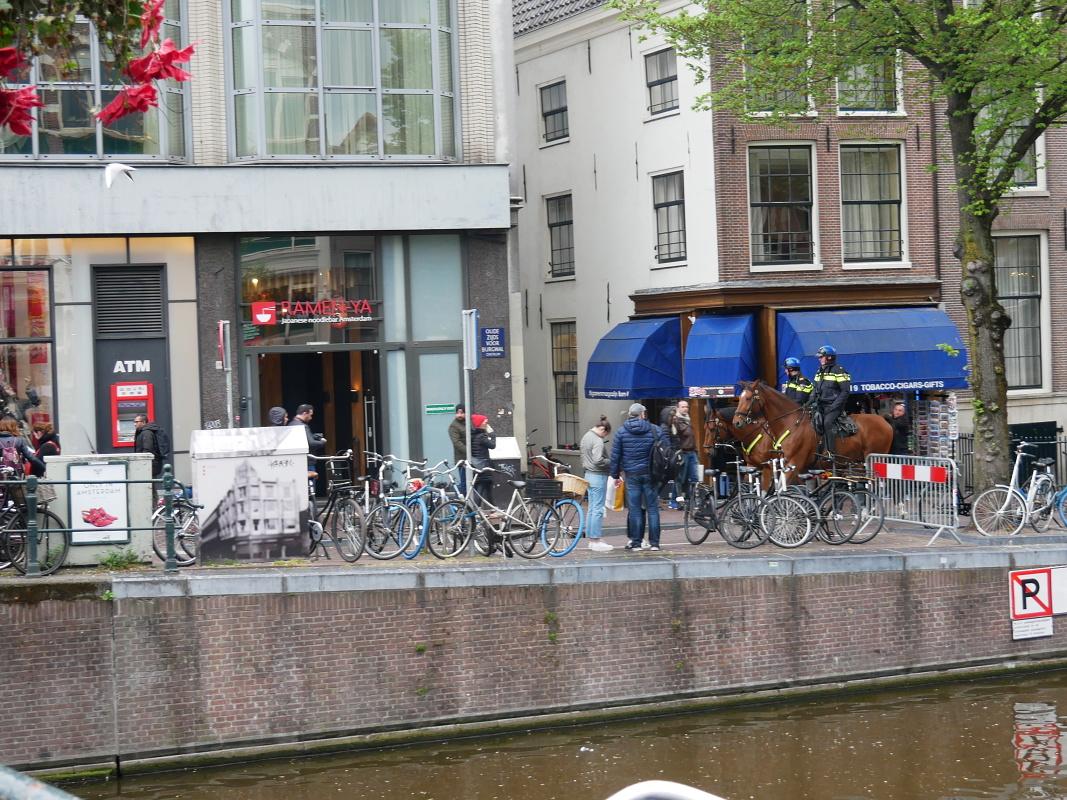 Amsterdam - policajti na kooch