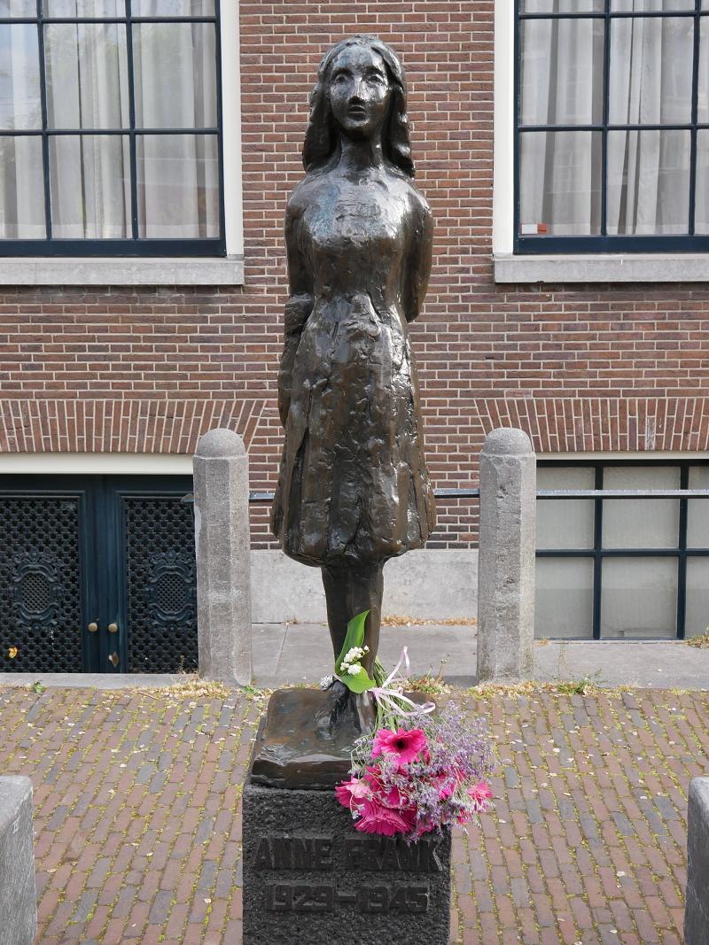 Anna Frankov pred Westerkerkom
