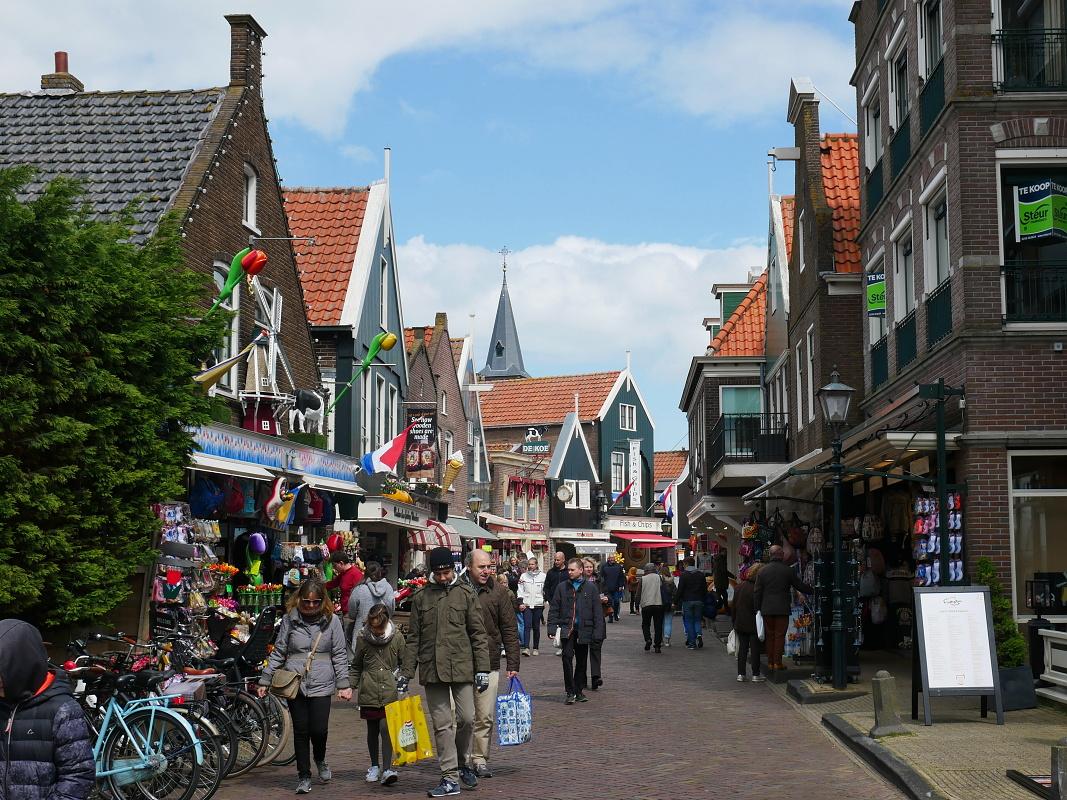 Volendam - obchodn ulika vybiehajca z prstavu