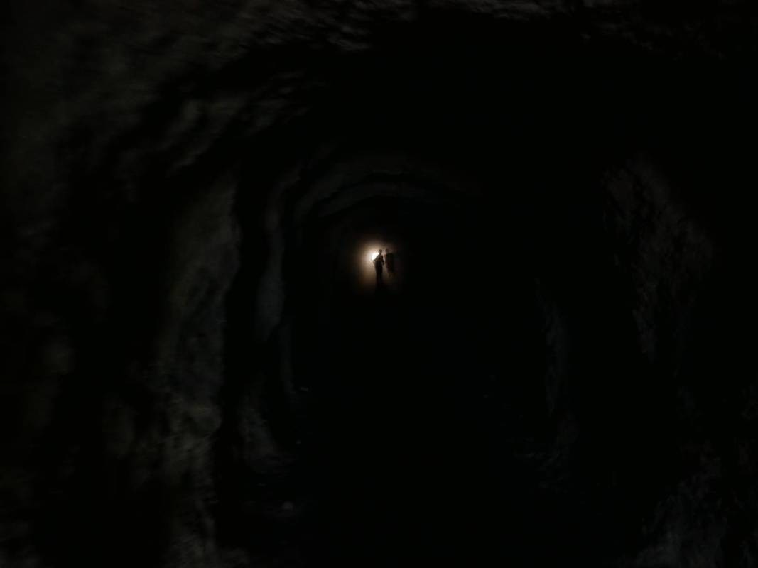V tuneli - je v om pln tma a chvami som narala do stien!