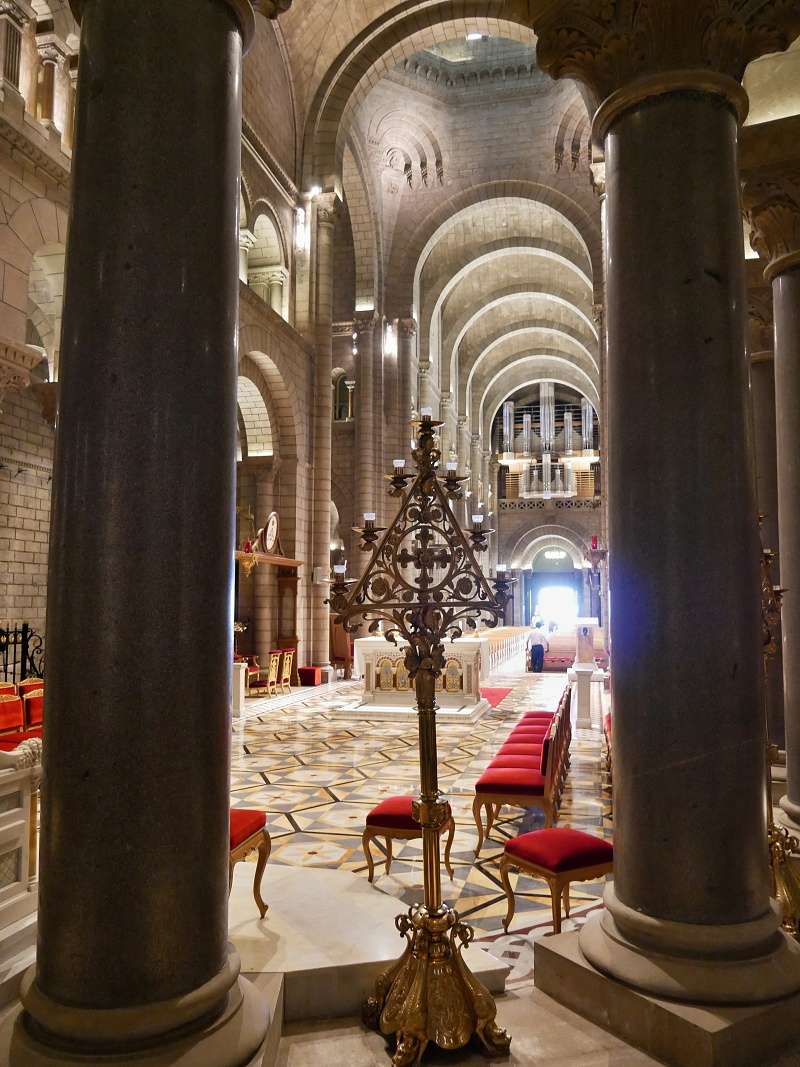 Monack katedrla - pohad spoza hl. oltra ku vchodu