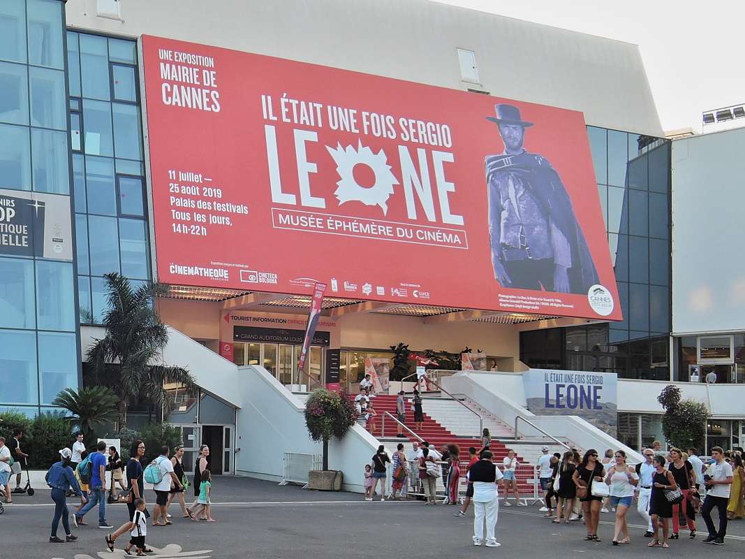 Cannes - Festivalov palc s ervenm kobercom