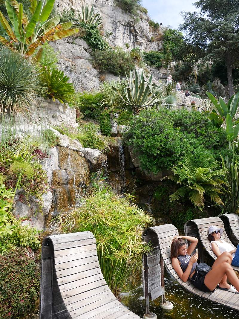 Botanick zhrada - Relaxan zhrada s lehtkami a vodopdikom