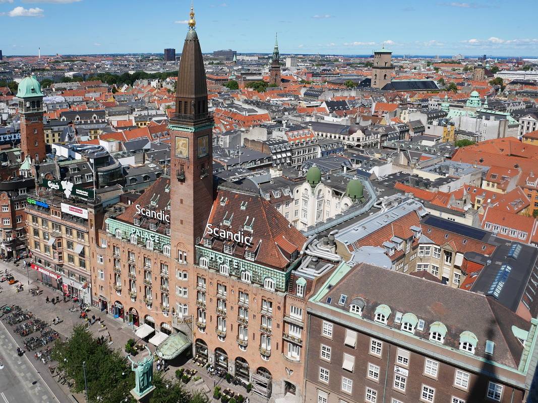 Scandic hotel, vzadu hranat vea Kodaskej Katedrly (Vor Frue Kirke), vpravo od nej Kruhov vea