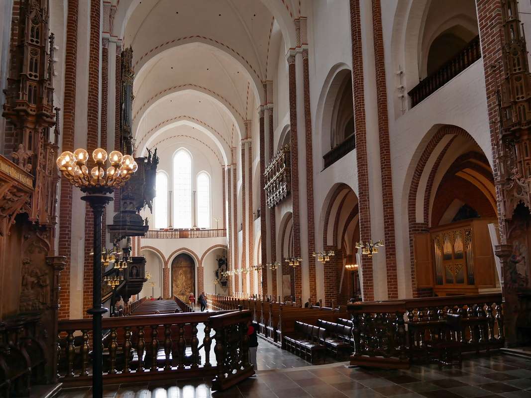 Katedrla v Roskilde - pohad od oltra k vstupu