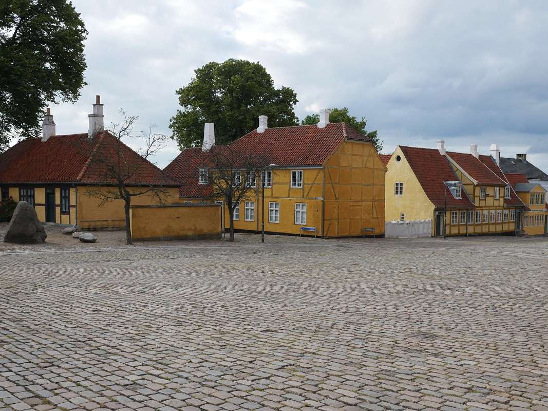 Katedrla v Roskilde - domeky pred Katedrlou