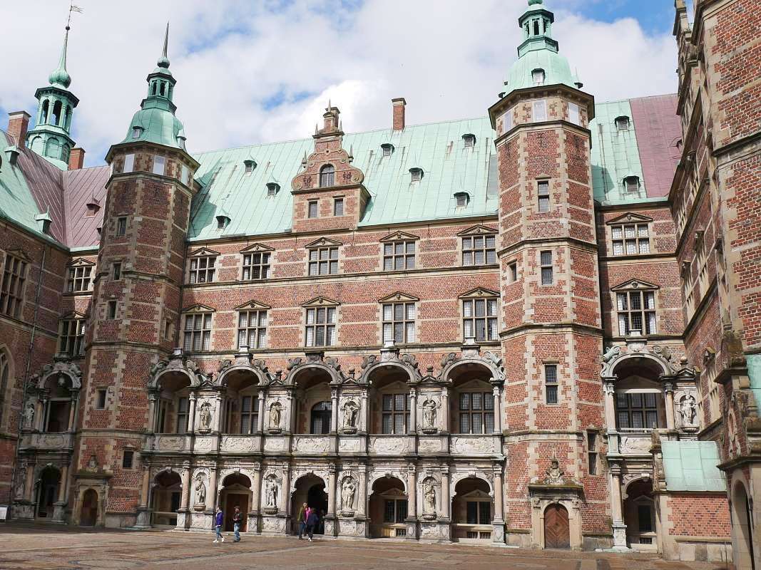 Frederiksborg, ndvorie so vstupom do zmku