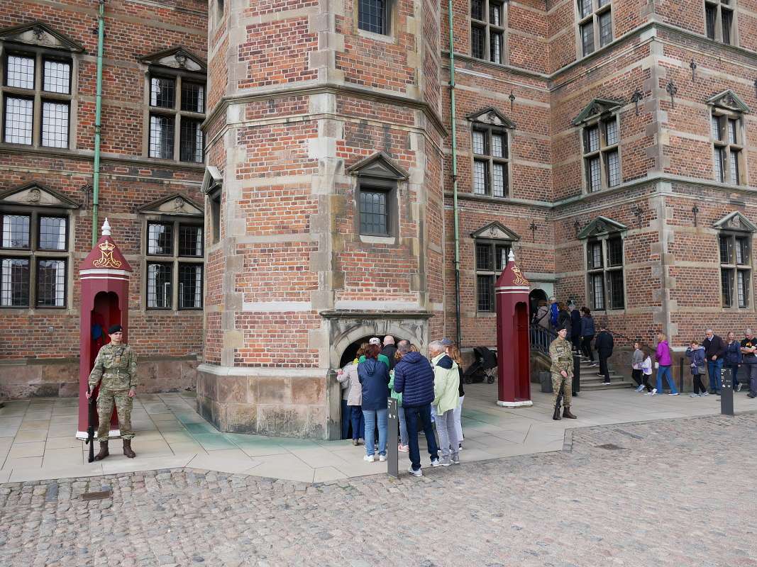 Rosenborg - vchod do pokladnice stria vojaci<
