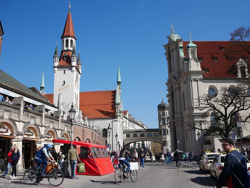 Z Viktualienmarkt na Marienplatz