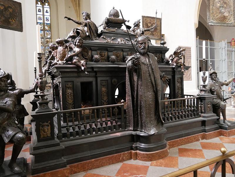 Frauenkirche - sarkofg udovta IV. Bavorskho