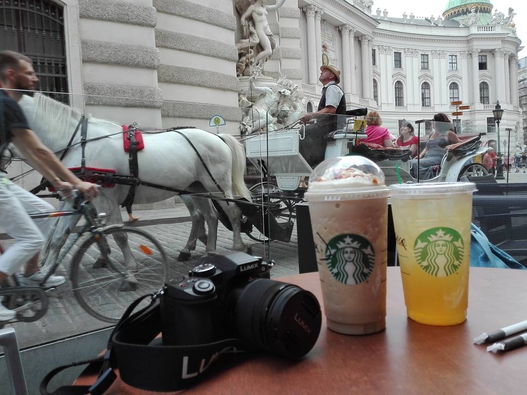 Konene karamelov frappuccino v Starbuckse oproti Hofburgu