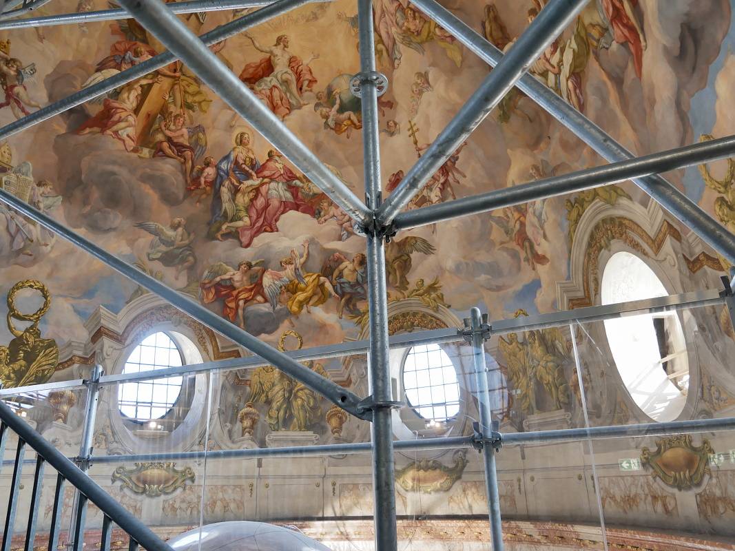 Kostol sv. Karola Boromejskho - fresky kupoly s vjavmi zo ivota sv. Karola Boromejskho - aj to leenie je zrazu krsne
