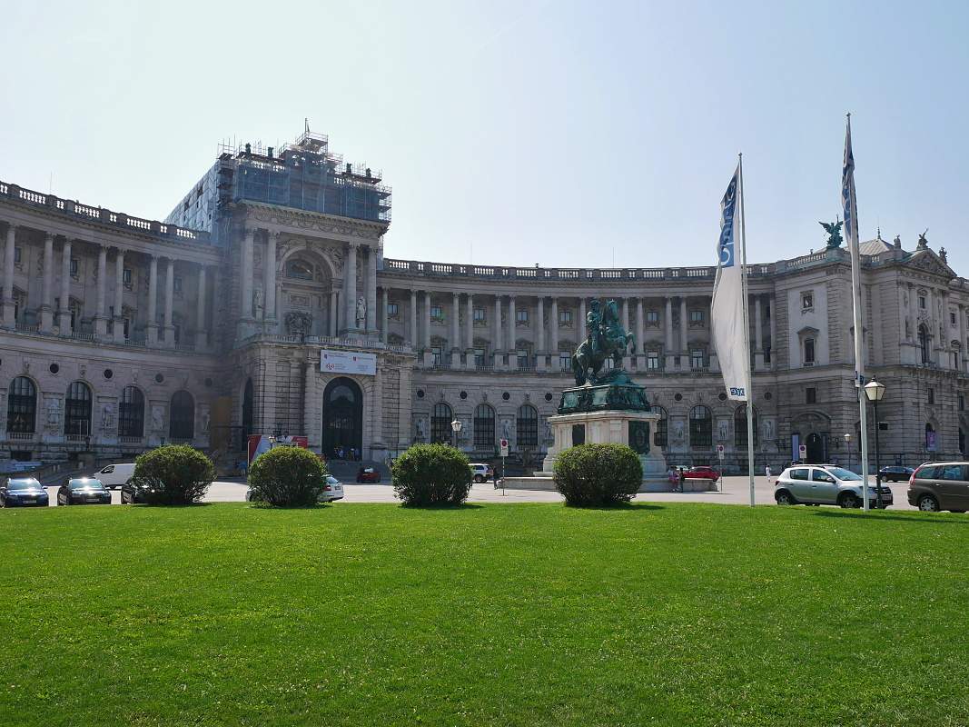 Heldentpatz za Hofburgom, Viedensk kongresov centrum, v popred socha princa Eugena