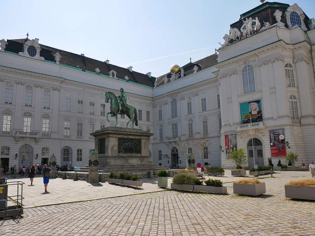 Hofburg, Josefplatz so sochou Jozefa II.