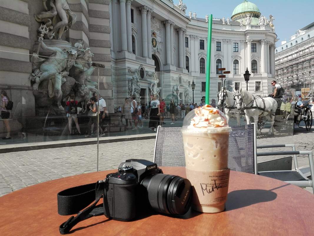 Posledn karamelov frappuccino vo Viedni, Starbucks oproti Hofburgu