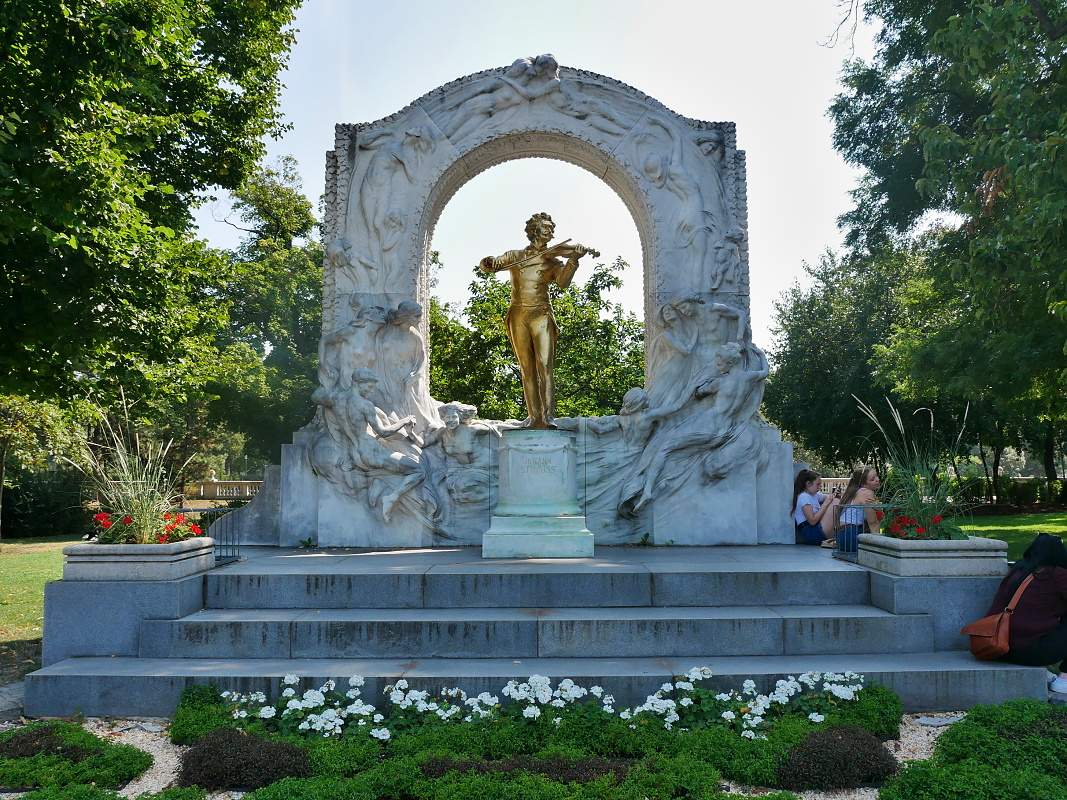 Stadtpark, Johann Strauss, socha Edmunda Hellmera z r. 1936, pozlten r. 1990