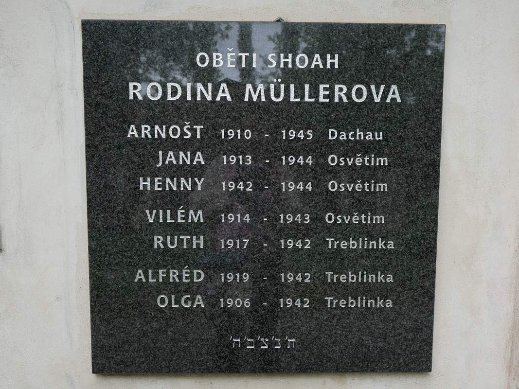 idovsk cintorn na ikove - pamtn tabule na obete holokaustu (shoah) s po celom junom mre