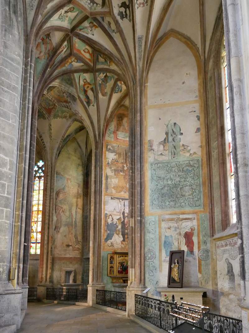 Chrm sv. Barbory - kaplnky za hlavnm oltrom, v popred Bancka kaplnka s krdlom z pvodnho oltra so sv. Barborou, patrnkou bankov